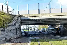 Le passage sous les voies ferrées.