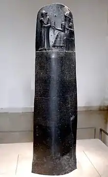La stèle, faite de basalte noire, comporte une scène sculptée en partie supérieure. Le dieu Shamash, assis sur un trône, tend au roi Hammurabi un anneau et un bâton, symboles de pouvoir. Le roi est figuré debout, la main droite placée devant la bouche, en signe de respect envers la divinité. La partie centrale de la stèle accueille le texte du code, gravée en écriture cunéiforme. Le quart inférieur de la stèle est vierge.