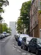 La rue longe, sur sa gauche, la ligne de Petite Ceinture.