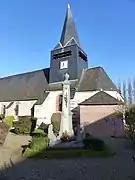 Le monument aux morts, devant l'église