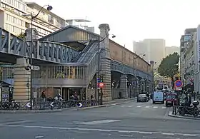 Vue de la station au bas du boulevard Vincent-Auriol, depuis le quai d'Austerlitz.