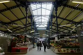 Vue intérieure du marché après restauration.