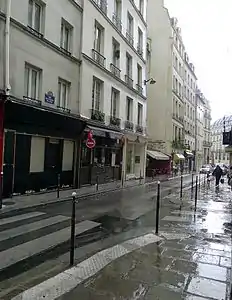 Vers la rue Saint-Honoré.