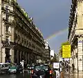 Double arc-en-ciel au-dessus de la rue.