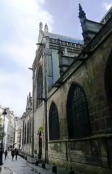 Façade de l'église Saint-Merri, avec vue sur la rue et sur quelques passants.