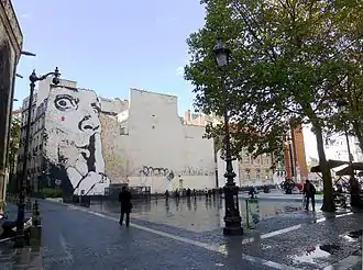 La fresque Chuuuttt !!!, sur toute la hauteur du pignon d'un immeuble ancien de quatre étages bordant la place Igor-Stravinsky. Elle représente, en noir sur fond blanc, le visage d'un homme aux yeux écarquillés portant son index levé devant ses lèvres.
