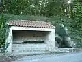 Lavoir des Moulières en sortie de hameau