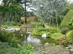 Vue étendue sur le jardin japonais contemporain.