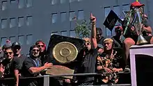 Les joueurs fêtant le doublé lors de la parade du Stade Toulousain dans les rues de Toulouse.