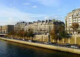 Le quai du Louvre avec, en contrebas, la voie Georges-Pompidou (2011).