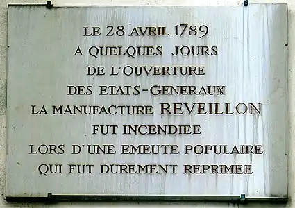 À gauche, le no 31 bis où se situait l'entrée de l’ancienne folie Titon ; au milieu, la plaque commémorative du premier décollage de montgolfière en 1783 et à droite, celle commémorant les émeutes d’avril 1789, juste avant la Révolution française.