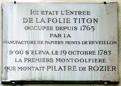 À gauche, le no 31 bis où se situait l'entrée de l’ancienne folie Titon ; au milieu, la plaque commémorative du premier décollage de montgolfière en 1783 et à droite, celle commémorant les émeutes d’avril 1789, juste avant la Révolution française.