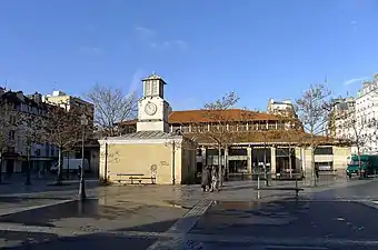 Place d'Aligre avec la Petite Mairie et, en arrière-plan, le marché Beauvau.
