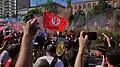 Les supporters saluant le Bouclier de Brennus lors de la parade du Stade toulousain dans les rues de Toulouse.