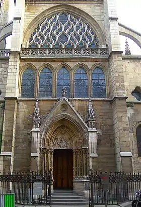 Façade occidentale de l'église Saint-Séverin où le portail de Saint-Pierre-aux-Bœufs a été remonté en 1839.