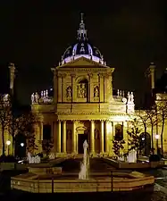 La chapelle Sainte-Ursule de l’université de la Sorbonne, de nuit.