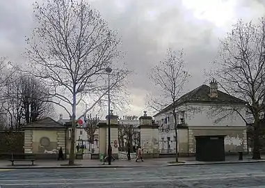 Au no 15, l'entrée de l'hôpital La Rochefoucauld.