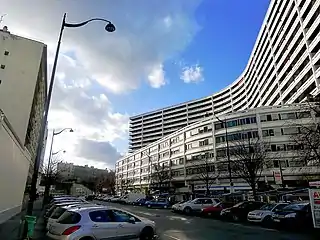 La rue Lecourbe au niveau de l'ensemble immobilier Grand Pavois de Paris.