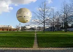 Le ballon maintenu au sol.