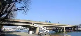 Le pont aval vu depuis le quai du Point-du-Jour.