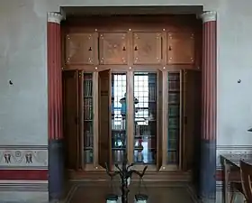 Armoire en chêne à droite de l'entrée de la bibliothèque.