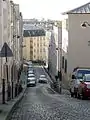 La rue avec sa forte pente.