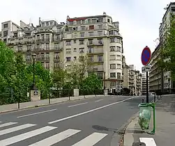 À son extrémité nord-ouest, la rue franchit l'ancienne voie de chemin de fer.