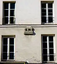 L'ours figurant au-dessus de l'entrée de la cour de l'Ours (no 95).