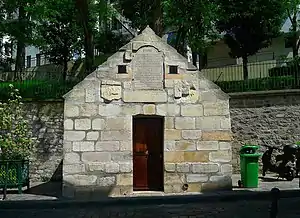 À gauche, le regard vu de face. Au milieu, l'inscription latine. À droite, l'intérieur du regard en 1899.