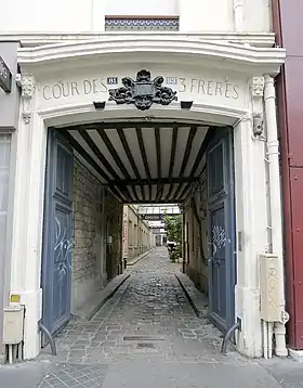 Entrée de la cour des Trois-Frères (nos 81-83).