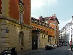 Rue des Tournelles au niveau de la caserne de gendarmerie.