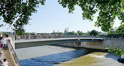 Le pont Saint-Louis vu depuis l'île Saint-Louis en direction de l'île de la Cité.