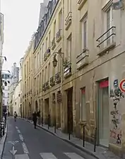 Rue, côté des numéros impairs.