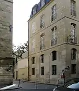 Le no 51 de la rue des Francs-Bourgeois est apposé au coin de la rue de l’Abbé-Migne, accompagné de conseils pour s’orienter.