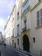 Rue, côté des numéros pairs, avec le no 4 au premier plan.