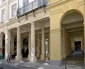 Péristyle de Joinville vu de la rue de Beaujolais.