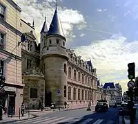 Ancien prieuré Saint-Martin-des-Champs, avec la fontaine et la tour du Vert bois.