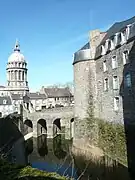 Basilique de Boulogne et douves du château-musée.