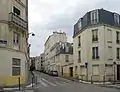 Vue de la rue au carrefour avec celle des Artistes.