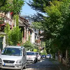 … avec des maisons construites de briques rouges et ocres.