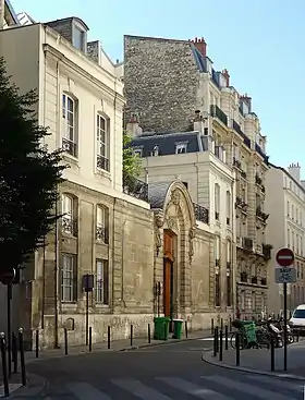 Entrée de l'hôtel sur la rue du Regard