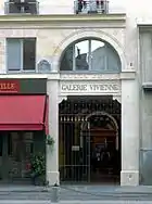 Les trois entrées de la galerie Vivienne : à gauche, l'entrée rue Vivienne, au centre celle de la rue des Petits-Champs et à droite l'entrée rue de la Banque.