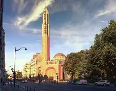 Avenue vue depuis la porte de Courcelles avec l'église Sainte-Odile.