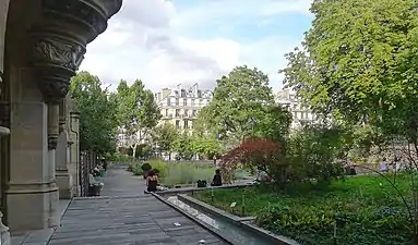 En arrière-plan, le boulevard Saint-Germain.