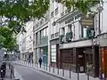 La rue du Grenier-Saint-Lazare au niveau du restaurant L'Ambassade d'Auvergne.