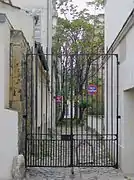 Une voie privée ; ici entrée côté rue Charlot.