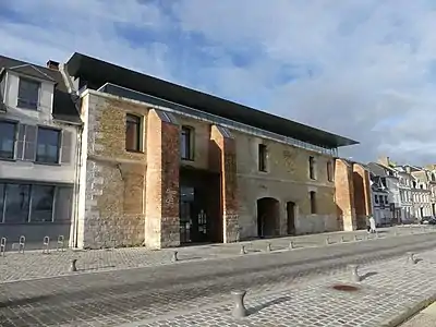 La façade de l'entrepôt aux sels sur les quais du canal de la Somme, après restauration, décembre 2020.