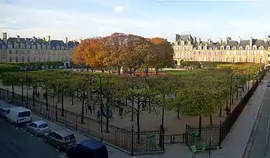 Vue générale du square Louis-XIII au centre de la place.