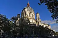 Église vue du boulevard Malesherbes avec ses coupoles pseudo byzantines.