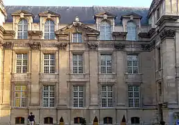 Vue de la façade de la cour de l'hôtel Lamoignon (1584-1611).